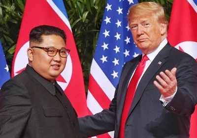 Trump (phải) và Kim Jong-un tại hội nghị thượng đỉnh lần đầu ở Singapore tháng 6/2018. Ảnh: AFP.