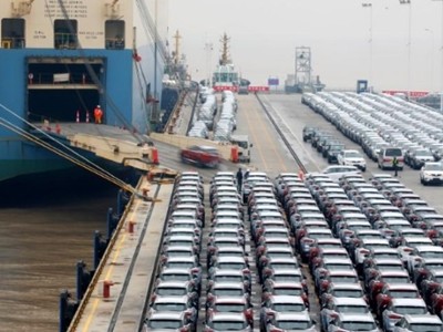 Xe hơi chuẩn bị xuất khẩu tại cảng biển ở Chiết Giang (Trung Quốc). Ảnh: Reuters.