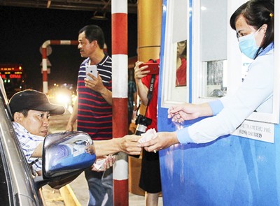 Tài xế dùng tiển lẻ trả phí qua trạm BOT Sóc Trăng để phản đối vào tháng 1/2018. Ảnh: Hoàng Hạnh.