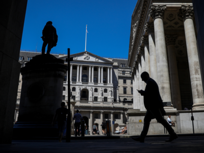 hía trước Ngân hàng Anh tại thành phố London, Anh. Ảnh: Bloomberg