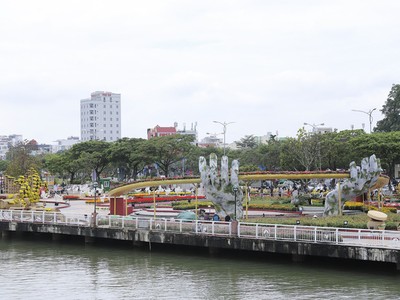 Đường hoa ở Đà Nẵng tái hiện cầu Vàng