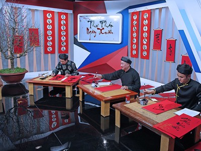 Các thầy đồ sẽ căn cứ vào mong muốn của người xin chữ để chọn chữ thích hợp nhất. Ảnh: Lê Anh Dũng.