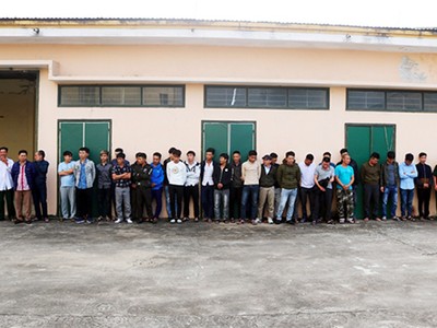 Hàng chục người đốt pháo trái phép tại trụ sở Công an thị xã Kỳ Anh. Ảnh: BHT.