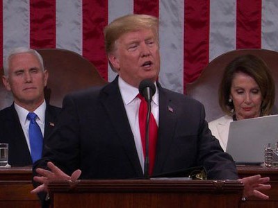 Trump (giữa) đọc Thông điệp Liên bang tại Hạ viện Mỹ. Ảnh: Reuters.