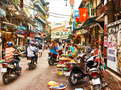 Từng con phố đều là một khu chợ trong khi những căn nhà cũ kỹ kể cho bạn nghe câu chuyện về quá khứ, thành phố cũng không ngừng tái tạo. Ảnh: Tabea Mathern.