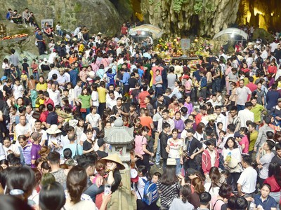 Khách tăng đột biến, Chùa Hương tắc nghẽn ngày khai hội