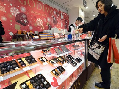 Một phụ nữ mua chocolate tại siêu thị ở Tokyo. Ảnh: AFP