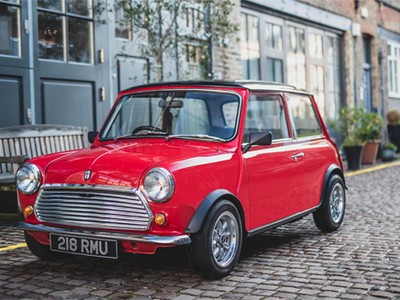 Mini phiên bản động cơ điện có giá bán 100.000 USD tại Anh.