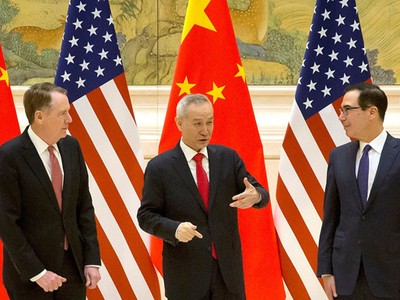 Đại diện Thương mại Mỹ Robert Lighthizer (trái), Phó thủ tướng Trung Quốc Lưu Hạc (giữa) và Bộ trưởng Tài chính Mỹ Steven Mnuchin nói chuyện trước phiên khai mạc đàm phán thương mại tại Bắc Kinh. Ảnh: Reuters.