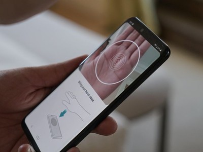 G8 mở khoá và điều khiển bằng cách giơ tay ra phía trước, không cần chạm màn hình.