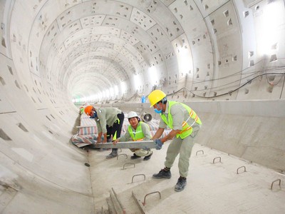 Công trường Dự án tuyến Metro số 1 tấp nập ngay khi được thi công trở lại