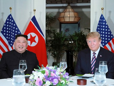 Chủ tịch Kim Jong-un (trái) và Tổng thống Donald Trump (phải) dùng bữa tối tại Hà Nội hôm 27/2. Ảnh: KCNA.