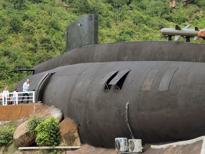 Mô hình tàu ngầm Kilo trên núi Khánh Hòa thu hút du khách