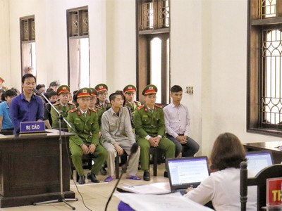 Các bị cáo tại phiên tòa phúc thẩm. Ảnh: Giang Huy.