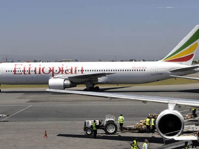 Một chiếc Boeing 737 của hãng Ethiopian Airlines chuẩn bị cất cánh từ Nairobia, Kenya hồi tháng 1/2010. Ảnh: AFP.