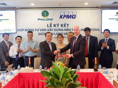 Đại diện lãnh đạo Công ty Phú Long và KPMG ký kết hợp đồng tư vấn xây dựng nền tảng hoạt động.