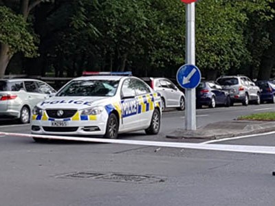 Cảnh sát phong tỏa hiện trường vụ xả súng tại một nhà thờ Hồi giáo ở thành phố Christchurch, New Zealand hôm nay. Ảnh: AFP.