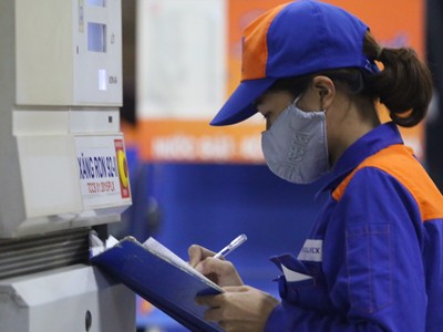 Giá xăng đứng trước áp lực lớn phải tăng giá. Ảnh: Ngọc Thành.