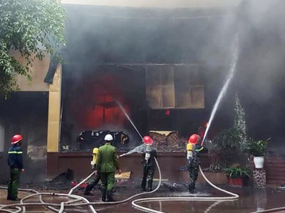 Cảnh sát phun nước dập lửa. Ảnh: Nguyễn Hải.