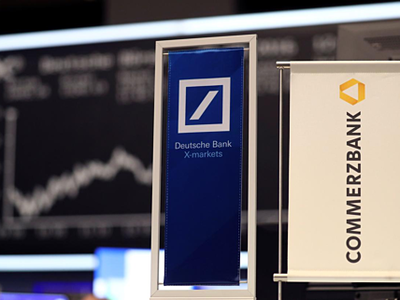 Banner của hai ngân hàng tại sàn giao dịch chứng khoán ở Frankfurt (Đức). Ảnh: Reuters.