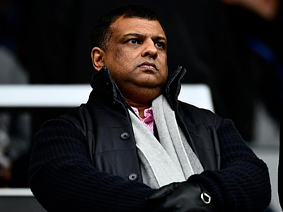 CEO AirAsia - Tony Fernandes trong một trận bóng đá tại Anh. Ảnh: AFP.