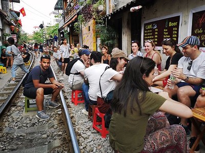 Quán cà phê “thách thức tử thần”, đông nghẹt khách du lịch ở Hà Nội