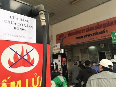 Cửa hàng xăng dầu trên đường Giải Phóng dán thông báo "chưa có xăng RON 95". Ảnh: Hoài Thu.