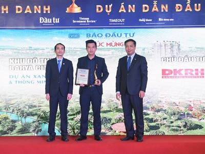 Ông Nguyễn Duy Khánh – Phó tổng giám đốc KDTT công ty Cổ phần Bất động sản Danh Khôi nhận giải thưởng Dự án xanh và thông minh cho dự án Barya Citi.