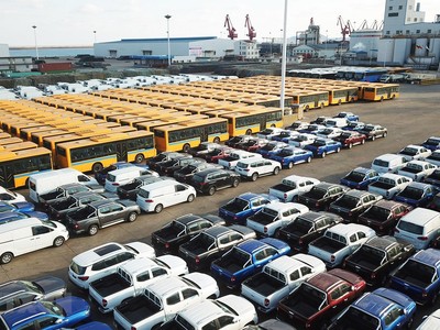 Ôtô xuất khẩu được xếp tại cảng ở Liên Vân Cảng, tỉnh Giang Tô, miền đông Trung Quốc. (Nguồn: THX/TTXVN).