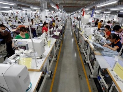 Công nhân trong một nhà máy may ở Vĩnh Phúc. Ảnh: Reuters.