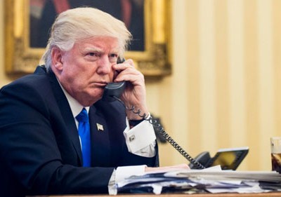 Ông Trump gọi điện tại Phòng Bầu dục tháng 11/2018. Ảnh: Reuters.