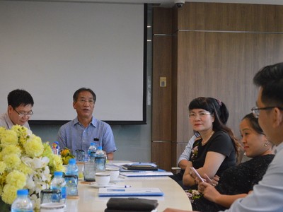 Ông Vũ Tiến Dương, Chủ tịch HĐQT PSD (áo kẻ xanh) đang thảo luận với các cổ đông.