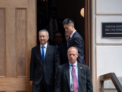 Phó thủ tướng Trung Quốc Lưu Hạc rời đi sau cuộc gặp với đại diện thương mại Mỹ Robert Lighthizer và Bộ trưởng Tài chính Mỹ Steven Mnuchin tại Washington ngày 10-5 - Ảnh: AFP