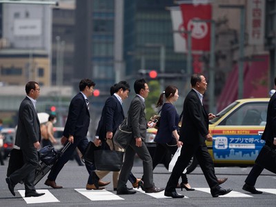 Nhân viên công sở đi bộ đến nơi làm việc ở Tokyo. Ảnh: Japan Times. 