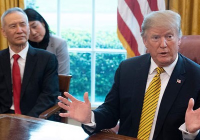 Tổng thống Mỹ Donald Trump (phải) trong một cuộc họp về thương mại với Phó thủ tướng Trung Quốc Lưu Hạc (ngoài cùng bên trái) tại Nhà Trắng hồi đầu tháng 4. Ảnh: AFP.
