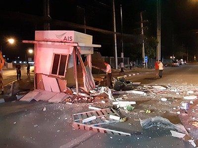 Bốt cảnh sát bị xuyên thủng. Ảnh: 77Jowo