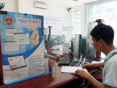 Người dân làm thủ tục nộp thuế. Ảnh: PV