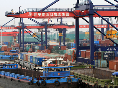 Container tại một cảng biển ở Hoài An (Trung Quốc). Ảnh: Reuters.