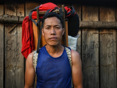 Những người Mông 'cõng' đồ lên đỉnh Bạch Mộc Lương Tử