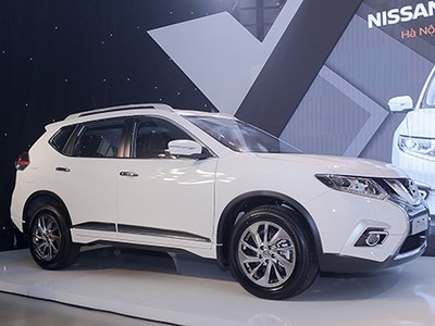 Nissan X-Trail V-Series tại đại lý ở Hà Nội.