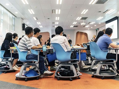 Các nhân viên Huawei tham gia một khóa đào tạo ngày 23/5. 