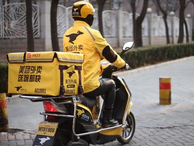 Một nhân viên giao hàng của Meituan. Ảnh: TechCrunch.