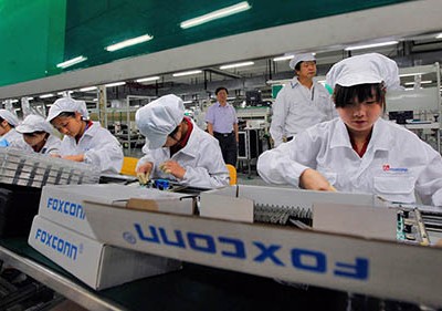 Foxconn hứa sản xuất đầy đủ iPhone cho Apple. Ảnh: FT.