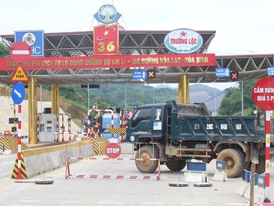 Trạm BOT Hòa Lạc không thể thu phí 14 ngày liên tiếp. ẢNh: Gia Chính.