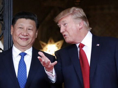 Trump (phải) trò chuyện cùng Tập Cận Bình tại dinh thự Mar-a-Lago, Florida năm 2017. Ảnh: Reuters.