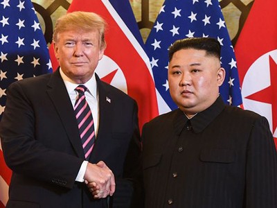 Tổng thống Mỹ Donald Trump và lãnh đạo Triều Tiên Kim Jong-un trong hội nghị thượng đỉnh ở Hà Nội hồi tháng hai. Ảnh: Reuters.