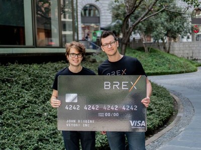 Henrique Dubugras và Pedro Franceschi cùng với thẻ tín dụng của Brex.