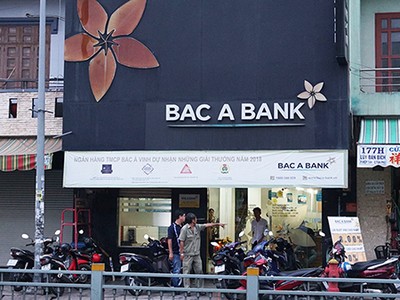 Cảnh sát làm việc với các nhân viên ngân hàng. Ảnh: Minh Tân.