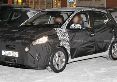 Hyundai Grand i10 thế hệ mới trong khi đang chạy thử. Ảnh: Motor1