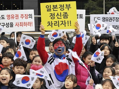 Người dân Hàn Quốc biểu tình bên ngoài Đại sứ quán Nhật Bản để kêu gọi tẩy chay hàng hóa nước này. Ảnh: Kyoto.